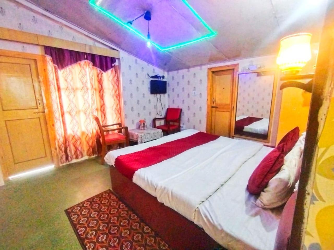 Hotel Gilbert Mountain View Manāli Екстериор снимка