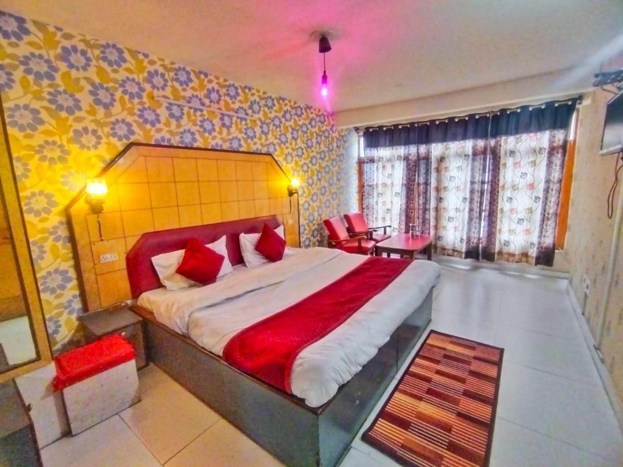 Hotel Gilbert Mountain View Manāli Екстериор снимка