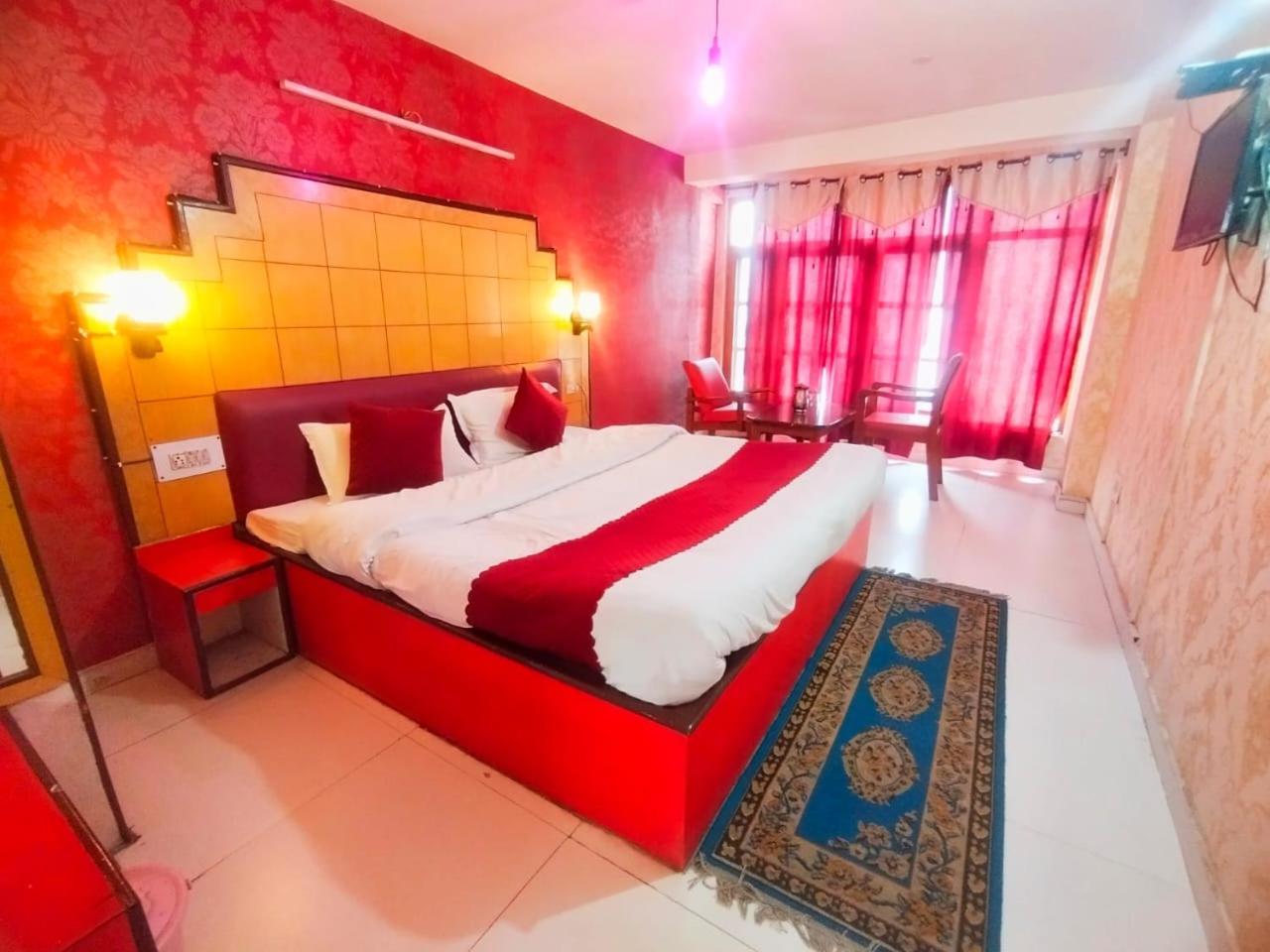 Hotel Gilbert Mountain View Manāli Екстериор снимка