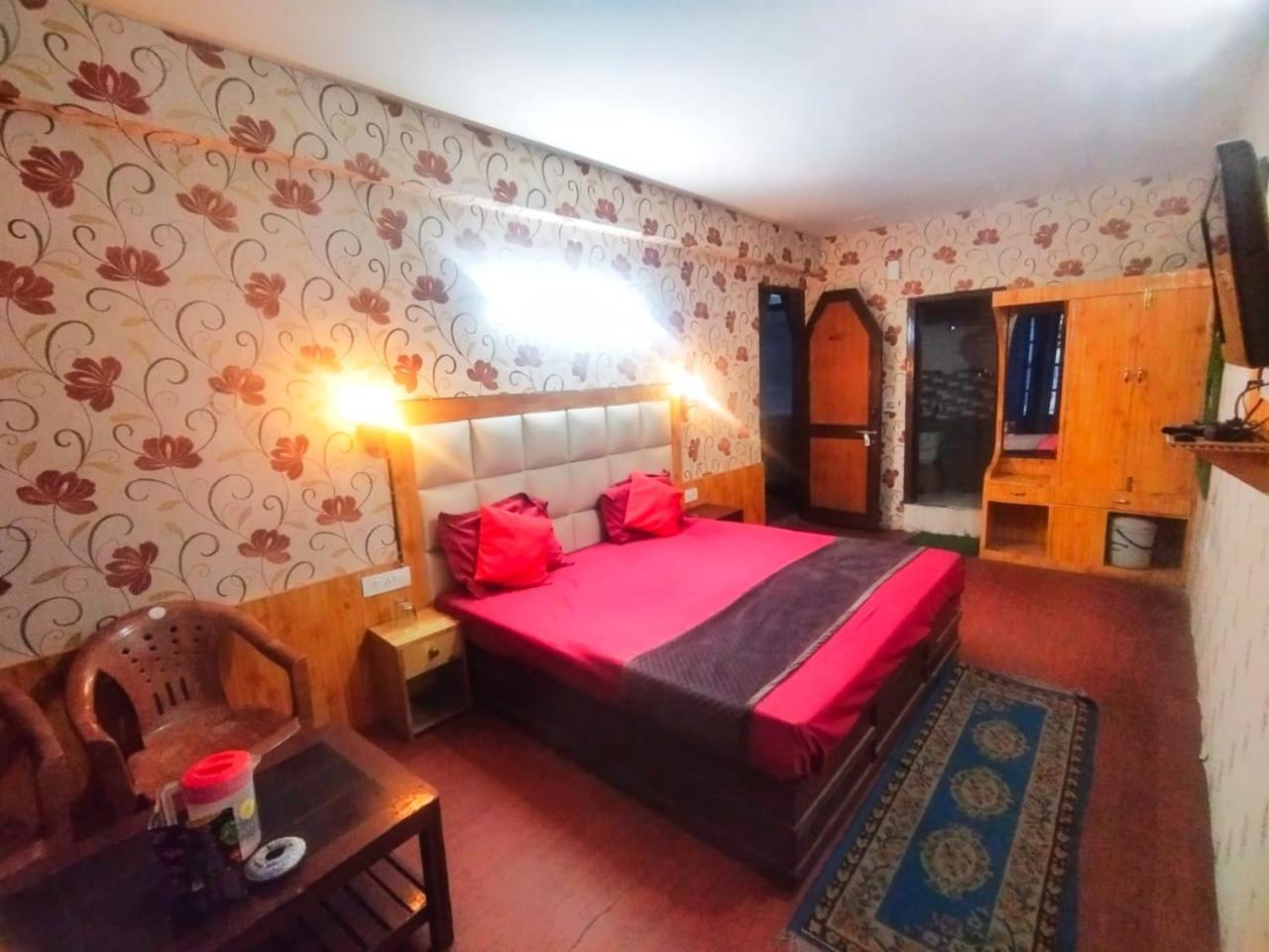 Hotel Gilbert Mountain View Manāli Екстериор снимка