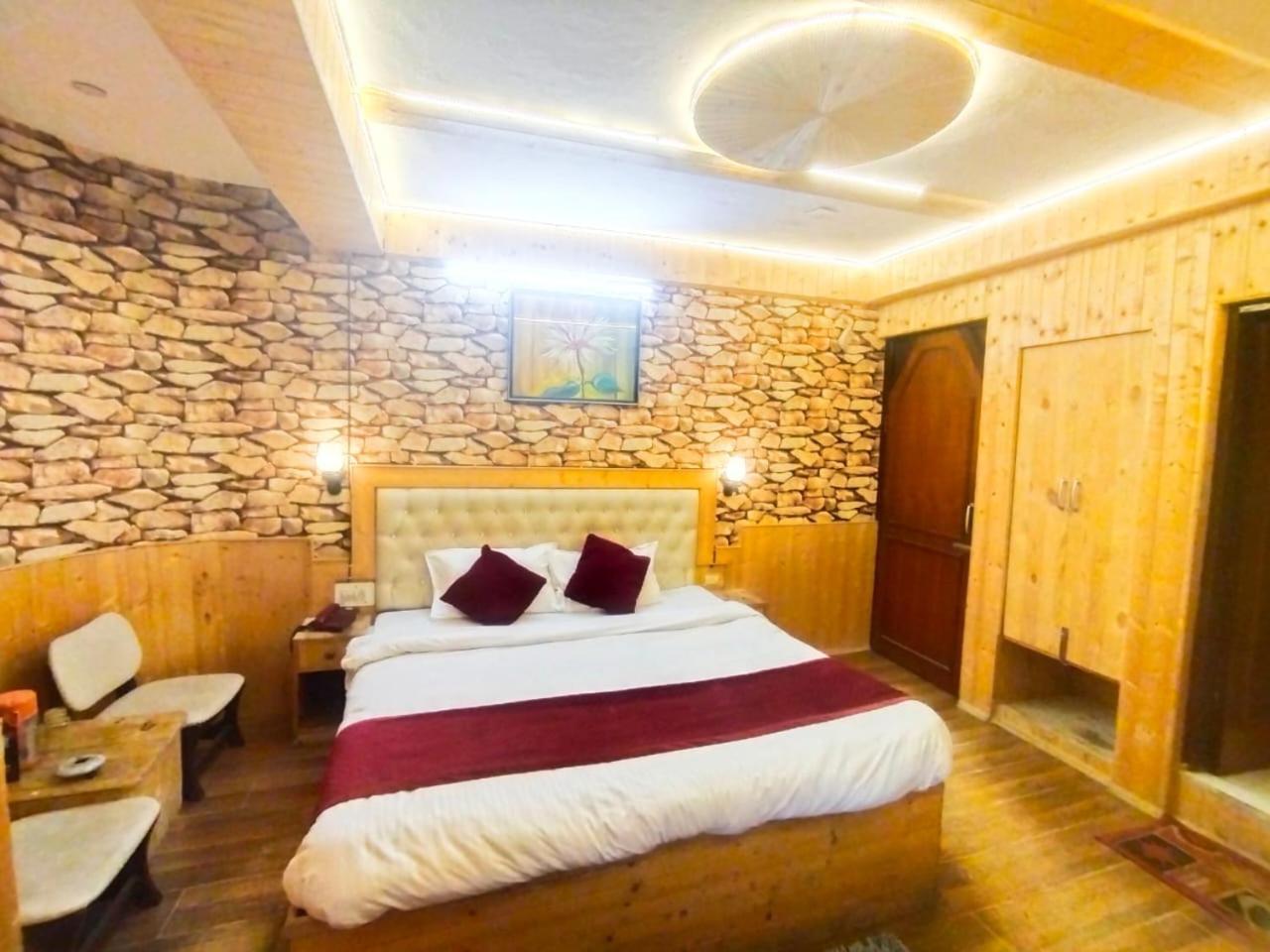 Hotel Gilbert Mountain View Manāli Екстериор снимка